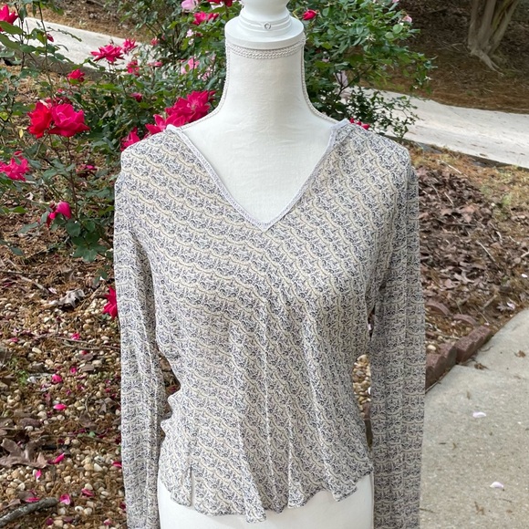 Max Studio blouse 100% Silk- Gorgeous blouse. Bias Cut. Very thin silk. Sz L - Picture 6 of 6